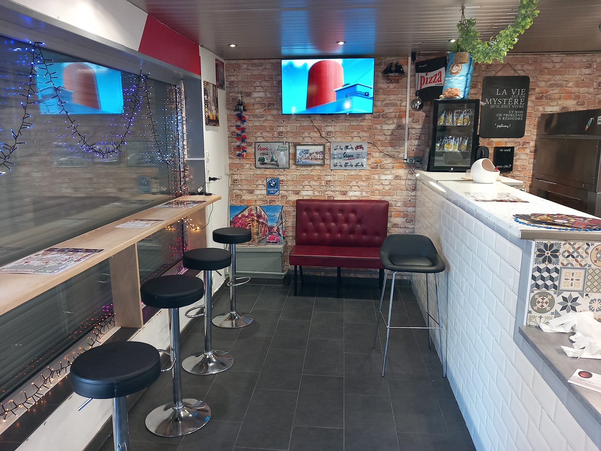 Intérieur du restaurant StarFood à Attiches